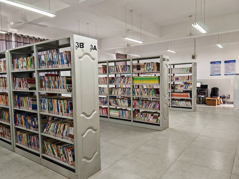 鷹潭市XX中學(xué)圖書館